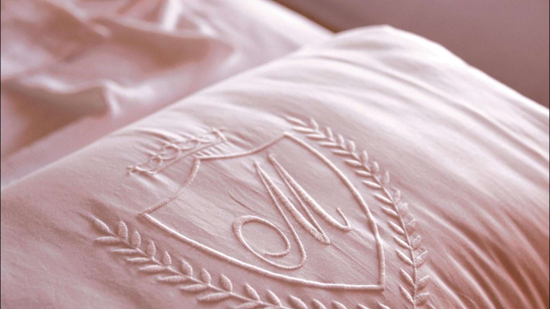 Le Mirage — bedroom linen detail