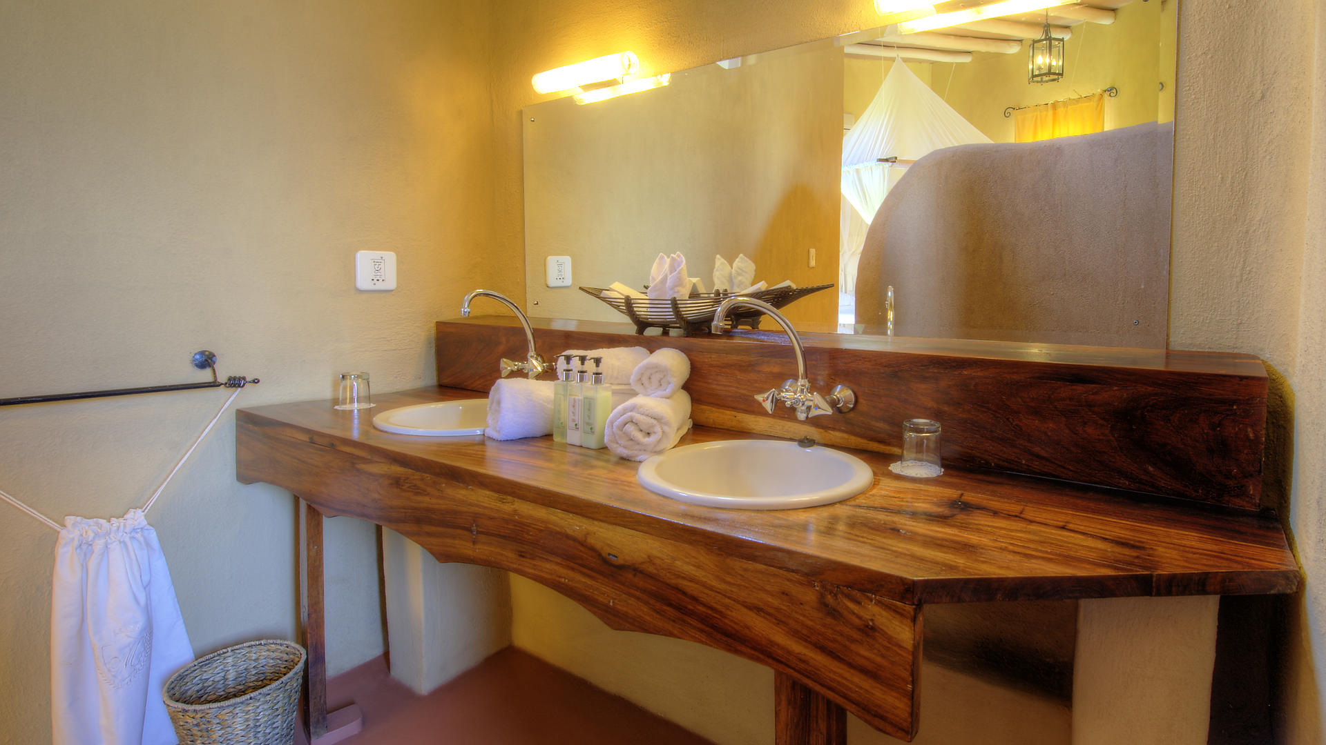 Le Mirage — Camelthorn bathroom detail