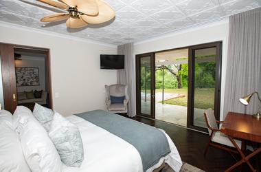 Zimbabwe - 3 days Victoria Falls with The Palm River Hotel - Private accommodated